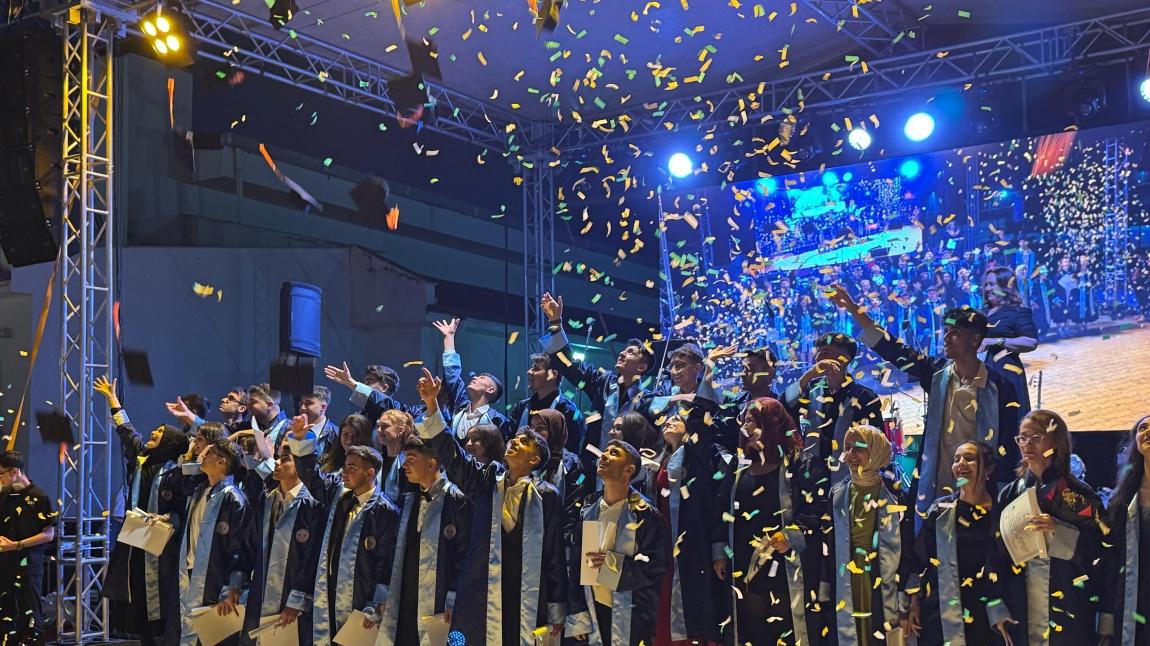 DFL'DEN İLK MEZUNLARINA COŞKULU MEZUNİYET TÖRENİ